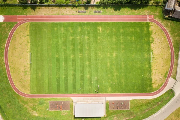 Kırmızı Koşu Yolları Yeşil Çimen Futbol Sahası Olan Spor Stadyumunun — Stok fotoğraf