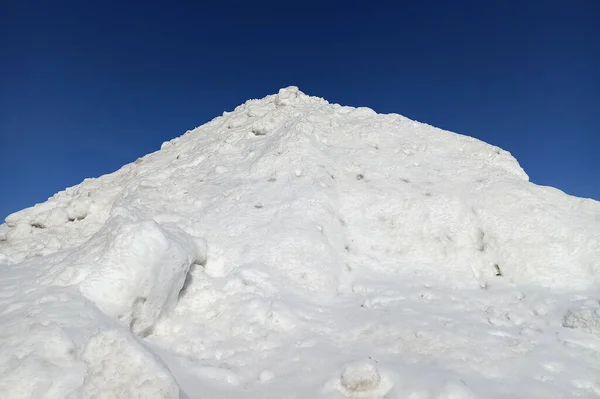 Hög Hög Med Vit Snö Vintern Solig Dag — Stockfoto