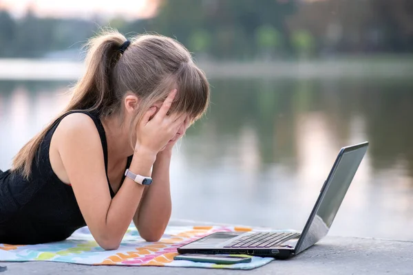 Laptop Bilgisayarının Arkasında Çalışan Bitkin Genç Bir Kadın Dışarıda Yaz — Stok fotoğraf