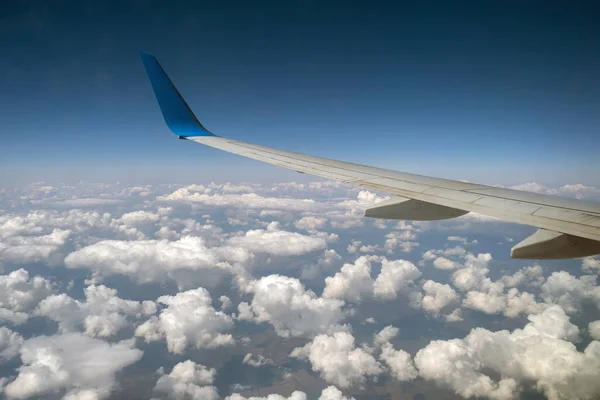 Vista Del Ala Del Avión Jet Desde Interior Volando Sobre — Foto de Stock
