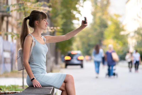 Jovem Mulher Bonita Tomando Selfie Com Telefone Celular Dia Quente — Fotografia de Stock