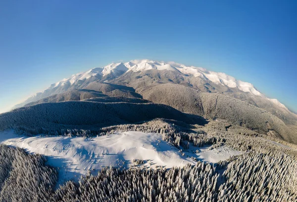 Vista Aérea Paisagem Inverno Com Colinas Montanha Cobertas Com Floresta — Fotografia de Stock