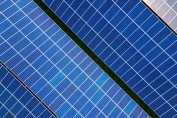Temiz Ekolojik Elektrik Enerjisi Üretmek Için Sıralanmış Güneş Fotovoltaik Panelleri — Stok fotoğraf