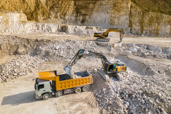 Mineração Céu Aberto Materiais Pedra Areia Construção Com Escavadeiras Caminhões — Fotografia de Stock