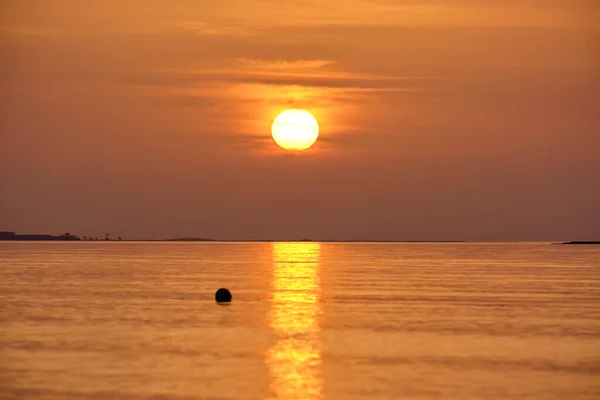 Gran Sol Amarillo Poniéndose Sobre Superficie Del Mar — Foto de Stock