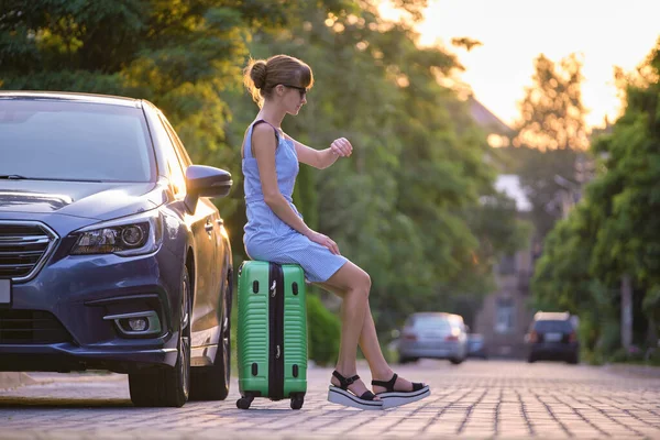 Junge Müde Frau Mit Koffer Die Neben Ihrem Auto Sitzt — Stockfoto