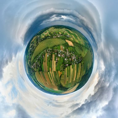 Kırsal alan üzerindeki fırtına sırasında gökyüzünde oluşan kara bulutların manzarası.