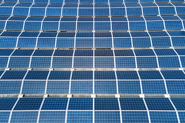 Luchtfoto Van Een Zonnecentrale Met Blauwe Fotovoltaïsche Panelen Het Dak — Stockfoto