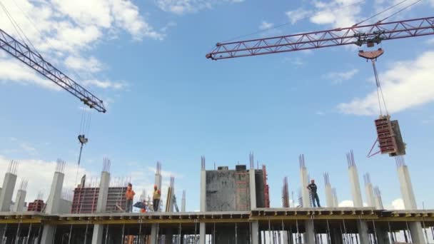 Věžové Jeřáby Profesionální Pracovníci Vysoké Betonové Obytné Budově Výstavbě Koncept — Stock video