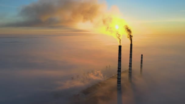 Luchtfoto Van Hoge Pijpen Van Kolencentrales Met Zwarte Rook Die — Stockvideo