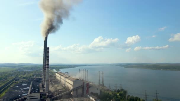 Vista Aérea Las Altas Tuberías Central Eléctrica Carbón Con Atmósfera — Vídeos de Stock