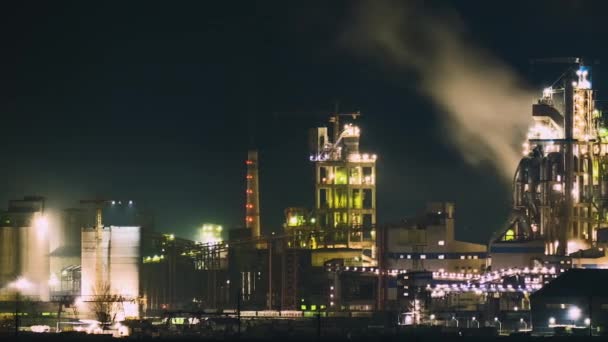 Hög Betongstruktur Cementfabrik Med Tornkran Och Rökskorsten Natten Industriproduktion Och — Stockvideo