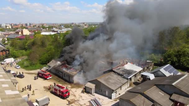 Воздушный Обзор Пожарных Тушащих Разрушенное Здание Разрушенной Крышей Поднимающимся Темным — стоковое видео