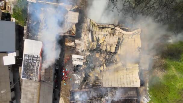 Luchtfoto Van Brandweerlieden Blussen Verwoeste Gebouw Brand Met Ingestorte Dak — Stockvideo