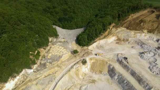 Mineração Céu Aberto Materiais Pedra Areia Construção Com Escavadeiras Caminhões — Vídeo de Stock