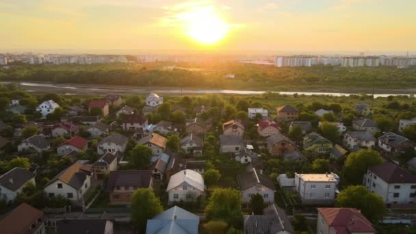 Letecký Pohled Obytné Domy Příměstské Venkovské Oblasti Při Západu Slunce — Stock video