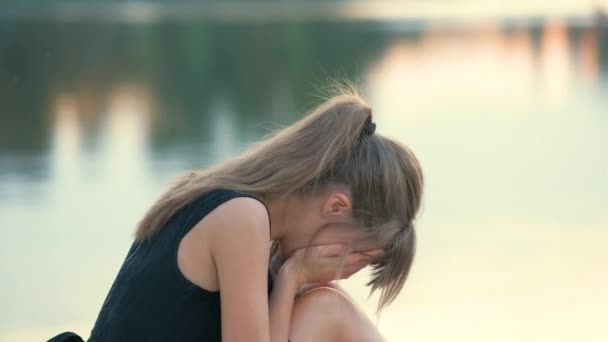 Depressive Junge Frau Die Allein Draußen Sitzt Und Traurig Weint — Stockvideo