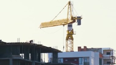 Kule vinçlerinin ve inşaat halindeki apartmanların havadan görüntüsü. Gayrimenkul geliştirme.
