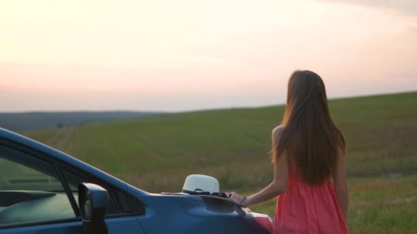 Mladá Žena Odpočívá Sama Zeleném Poli Během Letního Výletu Cestování — Stock video