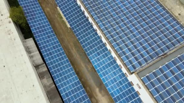 Vista Aérea Paneles Solares Fotovoltaicos Azules Montados Techo Del Edificio — Vídeos de Stock