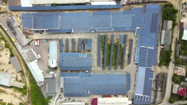 Luchtfoto Van Blauwe Fotovoltaïsche Zonnepanelen Gemonteerd Het Dak Van Het — Stockvideo