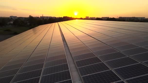 Panneaux Solaires Photovoltaïques Bleus Montés Sur Toit Bâtiment Pour Produire — Video