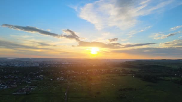 Luftaufnahme Von Wohnhäusern Ländlichen Vorort Bei Sonnenuntergang — Stockvideo