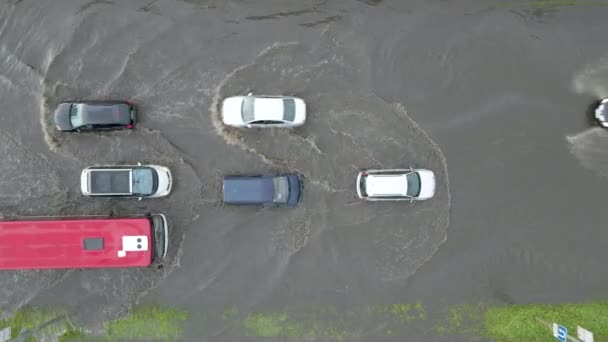 Flygfoto Över Stadstrafiken Med Bilar Som Kör Översvämmade Gatan Efter — Stockvideo