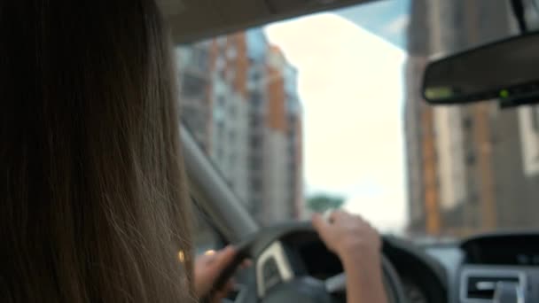 Vue Arrière Une Conductrice Volant Conduisant Une Voiture Dans Une — Video