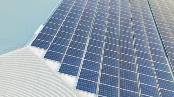 Vue Aérienne Surface Des Panneaux Solaires Photovoltaïques Bleus Montés Sur — Video