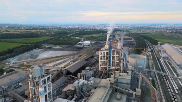 Luftaufnahme Eines Zementfabrikturms Mit Hoher Betonwerkstruktur Industriegebiet Fertigung Und Globales — Stockvideo