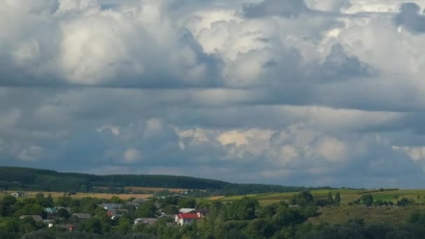 지역에 하늘에서 빠르게 구름의 — 비디오