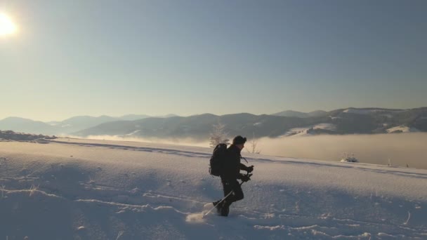 Luftaufnahme Von Backpacker Wandern Schneebedeckten Berghang Kalten Wintertagen — Stockvideo