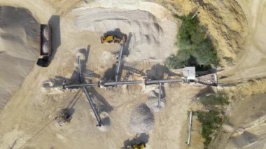 Kazı araçları ve nakliye bantlarında çöp kamyonları ile inşaat kum taşı malzemelerinin açık madenciliği.