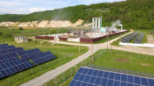 Letecký Pohled Elektrárnu Řadami Solárních Fotovoltaických Panelů Pro Výrobu Čisté — Stock video