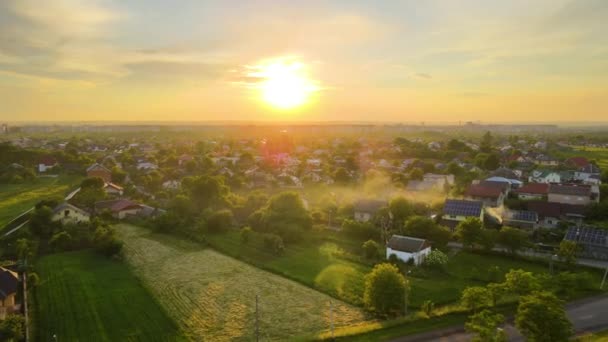 日落时郊区住宅的空中景观 — 图库视频影像