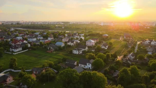 Letecký Pohled Obytné Domy Příměstské Venkovské Oblasti Při Západu Slunce — Stock video