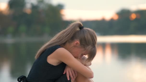 Trieste Jonge Vrouw Die Alleen Buiten Zit Bitter Huilt Depressie — Stockvideo