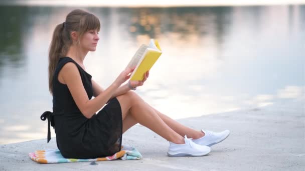 Studentessa Seduta Nel Parco Estivo Leggere Libri Testo All Aperto — Video Stock