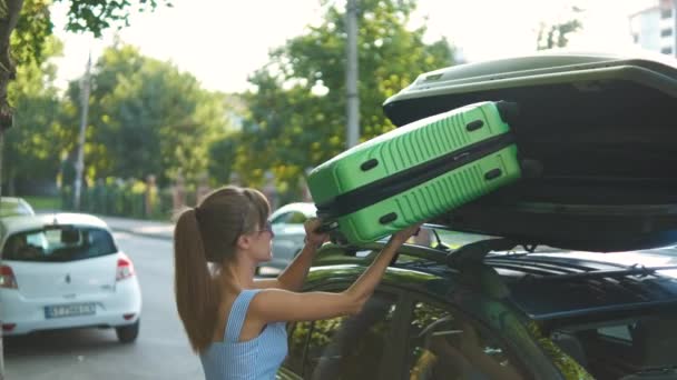 Молодая Туристка Достает Зеленый Чемодан Багажника Крыше Автомобиля Идет Городской — стоковое видео