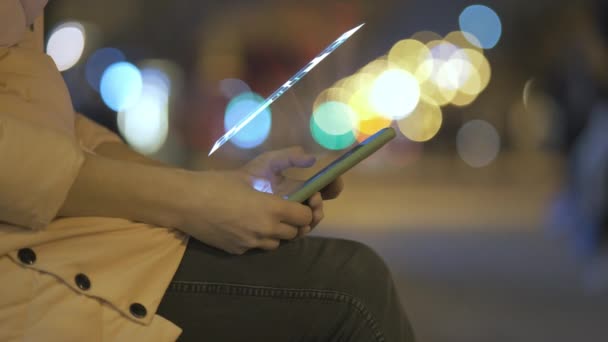 Fechar Mãos Mulher Navegando Telefone Celular Com Tela Holográfica Virtual — Vídeo de Stock