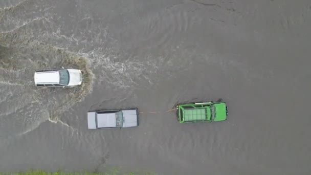 Widok Powietrza Ruch Miejski Samochodami Jadącymi Zalanej Ulicy Ulewnym Deszczu — Wideo stockowe