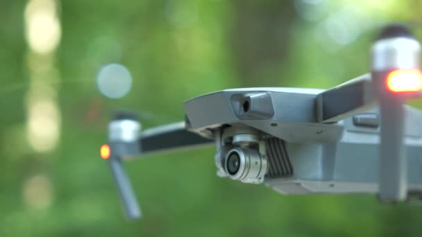 Drónhelikopter Homályos Propellerekkel Levegőben Repülő Videokamerával — Stock videók