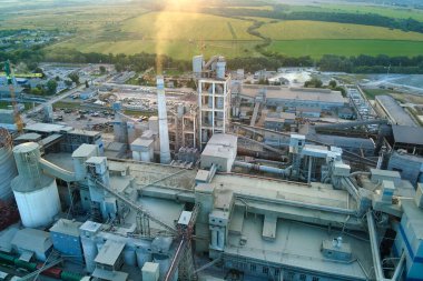 Yüksek beton fabrikası ve endüstriyel üretim alanında kule vinci olan çimento fabrikasının havadan görüntüsü. Üretim ve küresel sanayi kavramı.