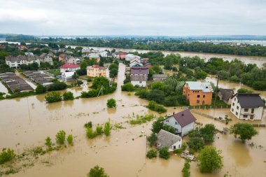 Ukrayna 'nın batısındaki Halych kasabasındaki Dnister nehrinin kirli sularıyla dolu su basmış evlerin havadan görüntüsü..