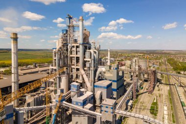Yüksek beton fabrikası olan çimento fabrikasının havadan görünüşü ve endüstriyel üretim alanında kule vinci. Üretim ve küresel sanayi kavramı.