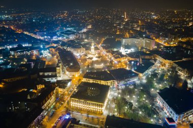 Ukrayna İvano-Frankivsk şehir merkezindeki aydınlık sokakların ve binaların hava manzarası.
