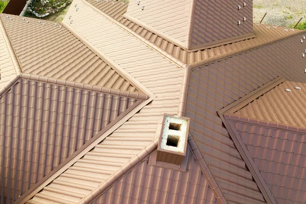 Powierzchnia Dachu Domu Pokryta Brązowymi Blachami — Zdjęcie stockowe
