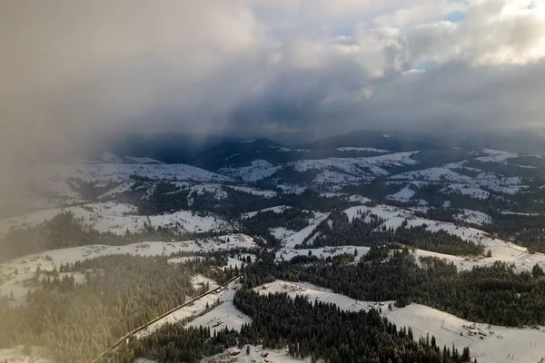 Soğuk Dağlarda Karla Kaplı Ormanların Filizlendiği Kış Manzarası — Stok fotoğraf