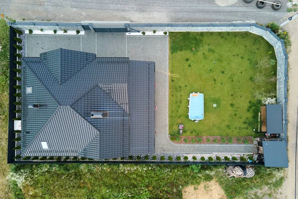 Vista Aérea Casa Privada Com Quintal Verde Pequena Piscina Gramado — Fotografia de Stock